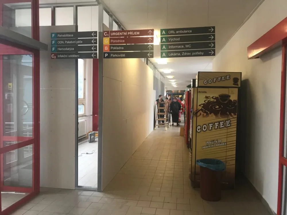 Na chodbách jihlavské nemocnice už nebude profukovat. Mění se okna, opraví se i hlavní vchod