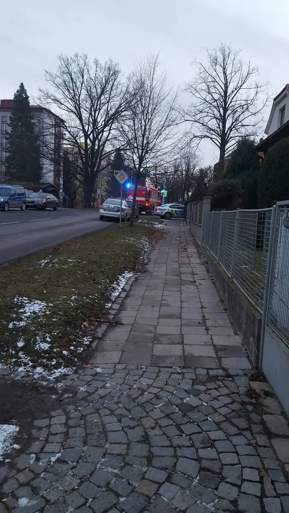Na Bedřichově došlo k tragédii. Neznámý člověk postřelil starší řidičku, na místě zemřela