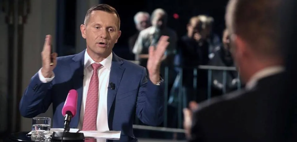 Jaromír Soukup při měření kaprů od oka