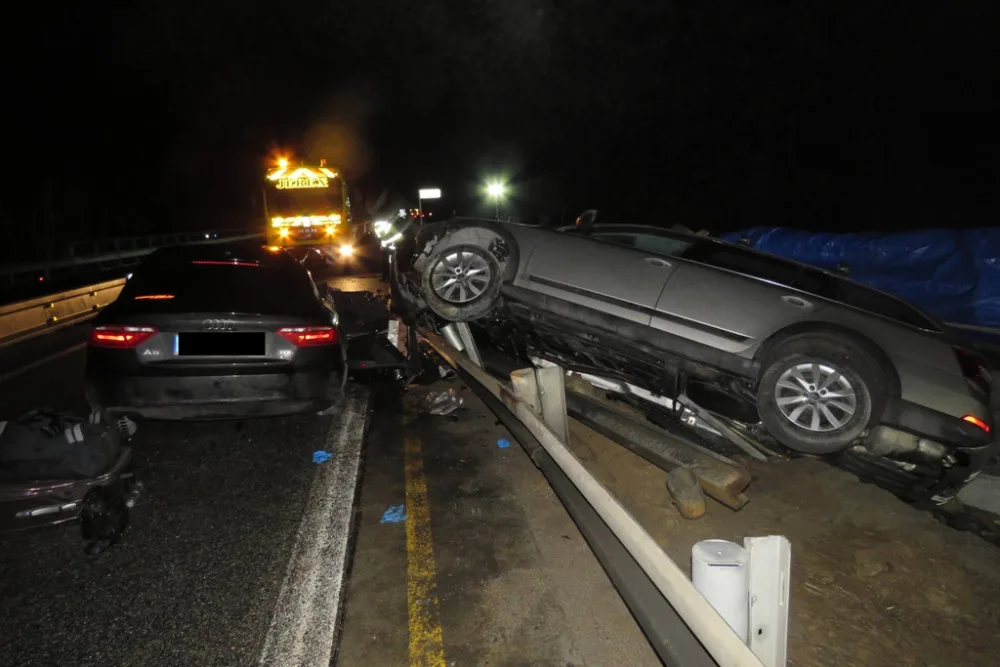 Na dálnici D1 při nehodě dvou aut zemřel jeden z cestujících. Další tři lidé se zranili