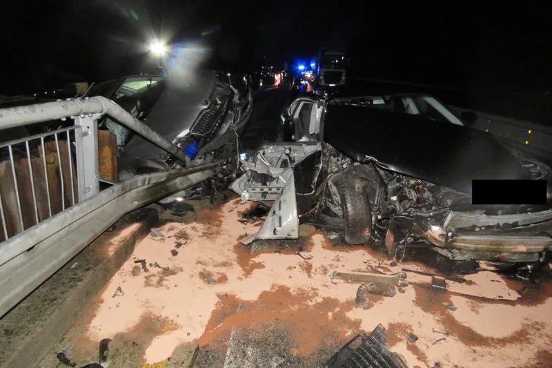 Na dálnici D1 při nehodě dvou aut zemřel jeden z cestujících. Další tři lidé se zranili