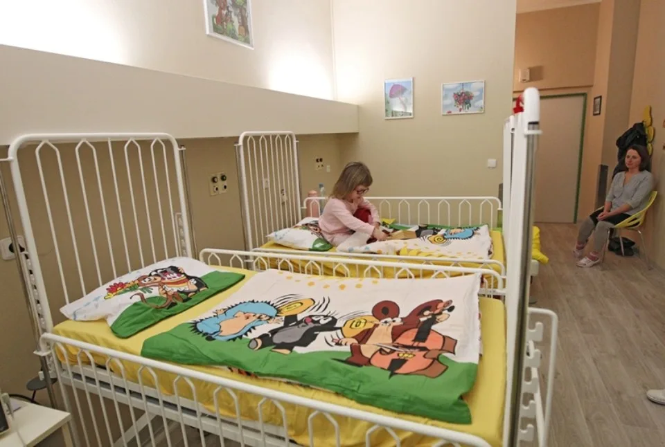 Malí pacienti v jihlavské nemocnici mají nový pokoj. Na povlečení i obrázcích je potěší krteček