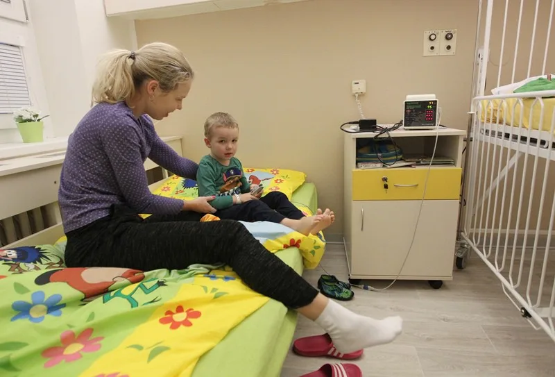 Malí pacienti v jihlavské nemocnici mají nový pokoj. Na povlečení i obrázcích je potěší krteček