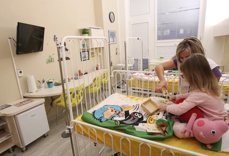 Malí pacienti v jihlavské nemocnici mají nový pokoj. Na povlečení i obrázcích je potěší krteček