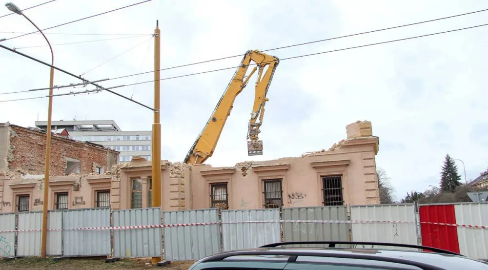 V areálu bývalých Štefánikových kasáren je k vidění bagr s jeřábem. Demolice pokračuje