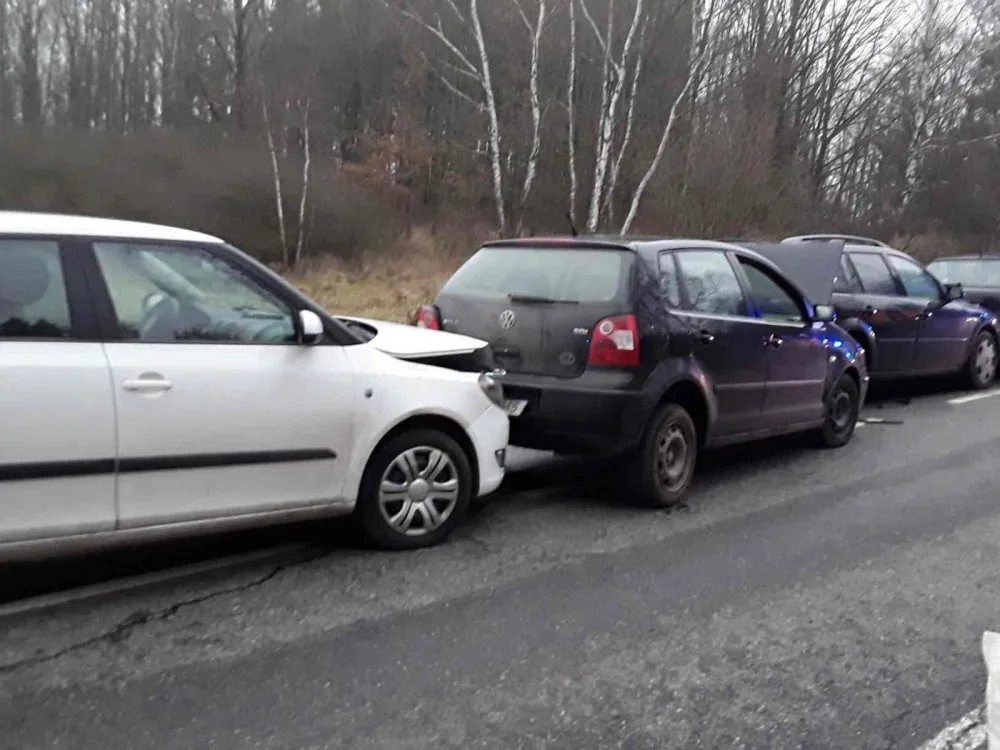 Nedaleko Kostelce se opět bouralo. Nehoda čtyř aut se obešla bez zranění