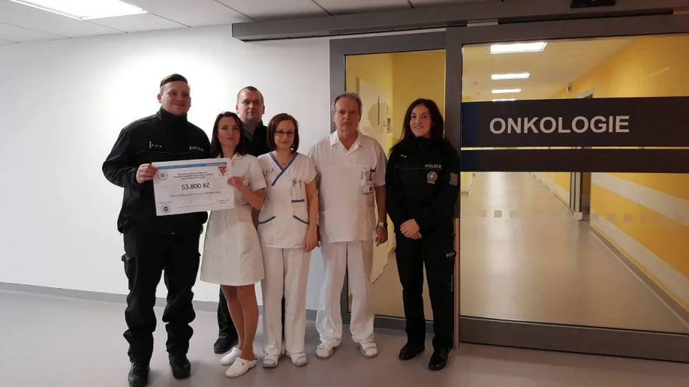 Téměř čtyřiapadesát tisíc putuje na jihlavskou onkologii. Dar je od policistů z Vysočiny