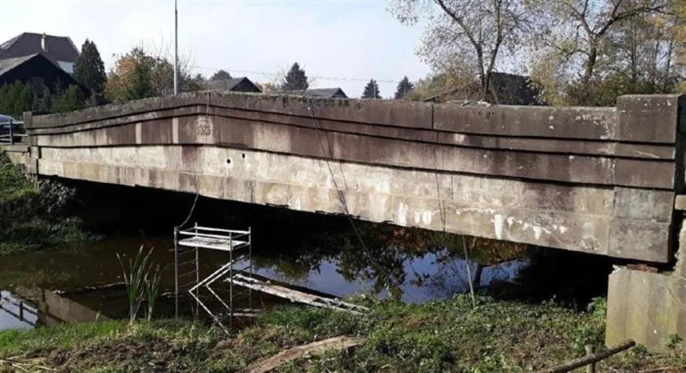V Mírovce zavřeli most přes řeku Šlapanku. Zničili ho řidiči těžké dopravy