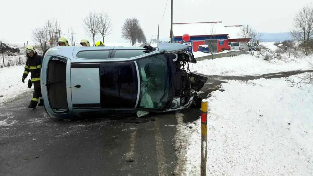 U Jeclova havarovalo auto, skončilo na boku. Zranili se dva lidé