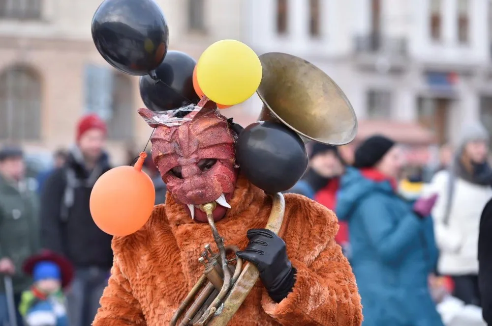 Klíče od města na odpoledne převzaly masky, Jihlavou prošel masopustní průvod