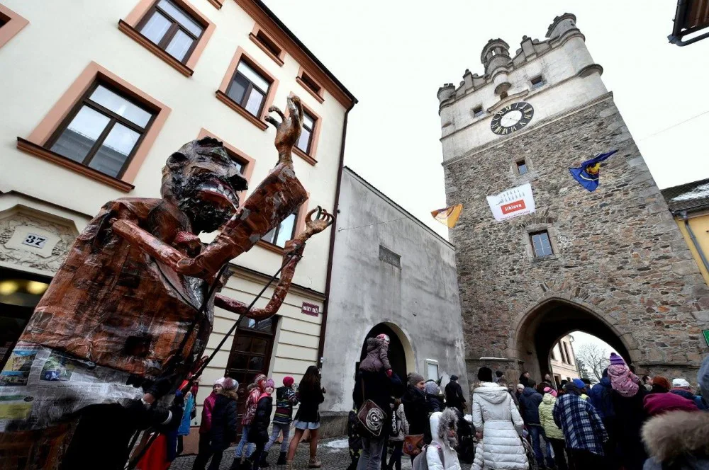 Klíče od města na odpoledne převzaly masky, Jihlavou prošel masopustní průvod