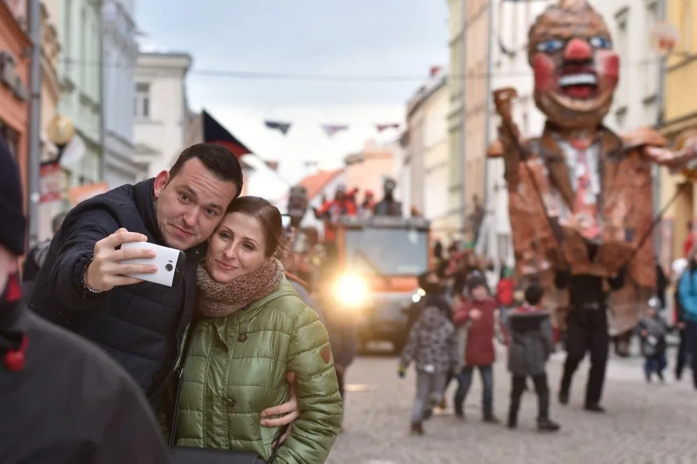 Klíče od města na odpoledne převzaly masky, Jihlavou prošel masopustní průvod