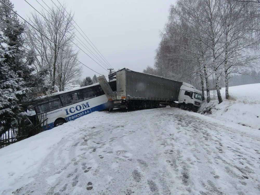Policisté od rána evidují skoro čtyřicet nehod. Boural třeba i autobus s náklaďákem
