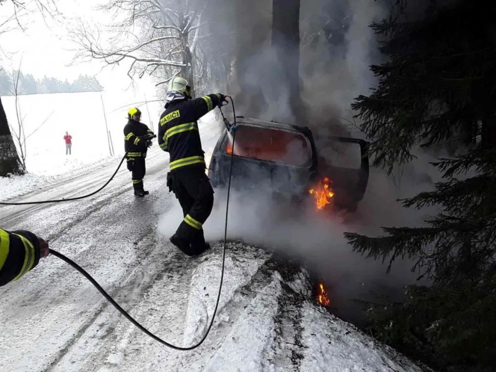 Auto začalo po nárazu do stromu hořet. Dva lidé skončili se zraněním v nemocnici