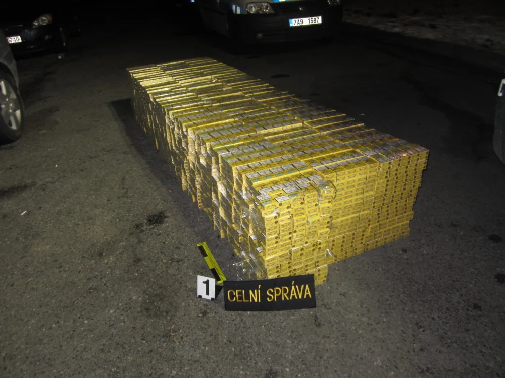 Celníci zachytili na dálnici D1 tisíc kartonů neoznačených cigaret