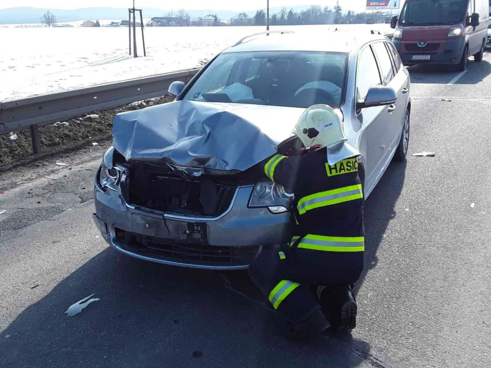 V Třebíči se střela tři osobní vozidla, nehoda si vyžádala jedno zranění