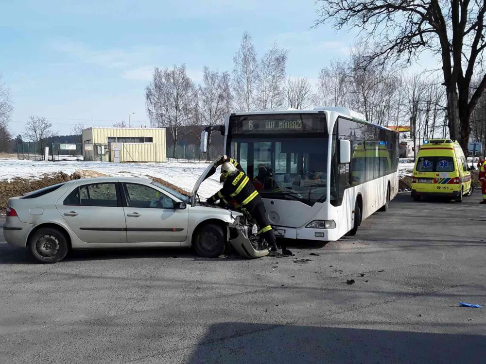 Řidič autobusu přehlédl osobní auto a došlo k nehodě. Škoda je sto tisíc korun