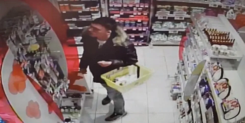Policie pátrá po zloději kosmetiky. Zaměřil se na kartáčky a parfémy