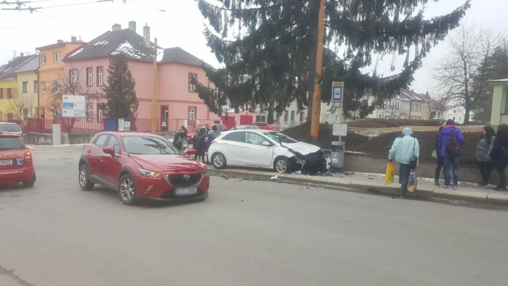 V Jihlavě se střetla dvě auta, jeden člověk se těžce zranil. Policisté hledají svědky