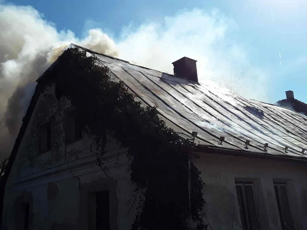 Ve Stonařově kvůli záslepce kouřovodu shořel rodinný dům, škoda je milion korun