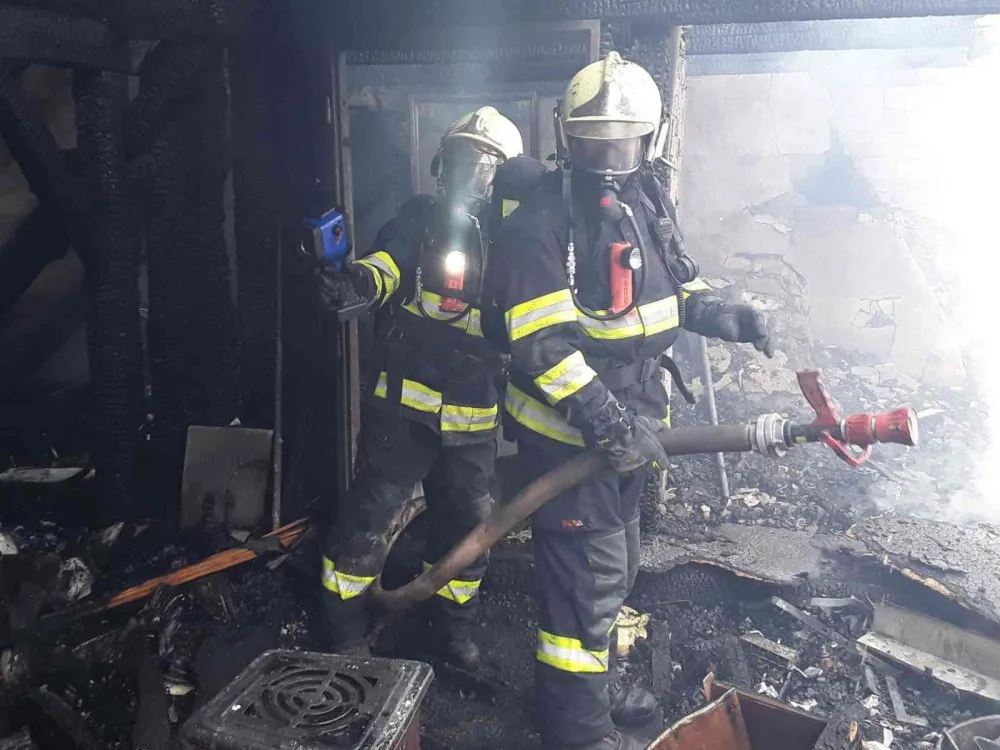 Ve Stonařově kvůli záslepce kouřovodu shořel rodinný dům, škoda je milion korun