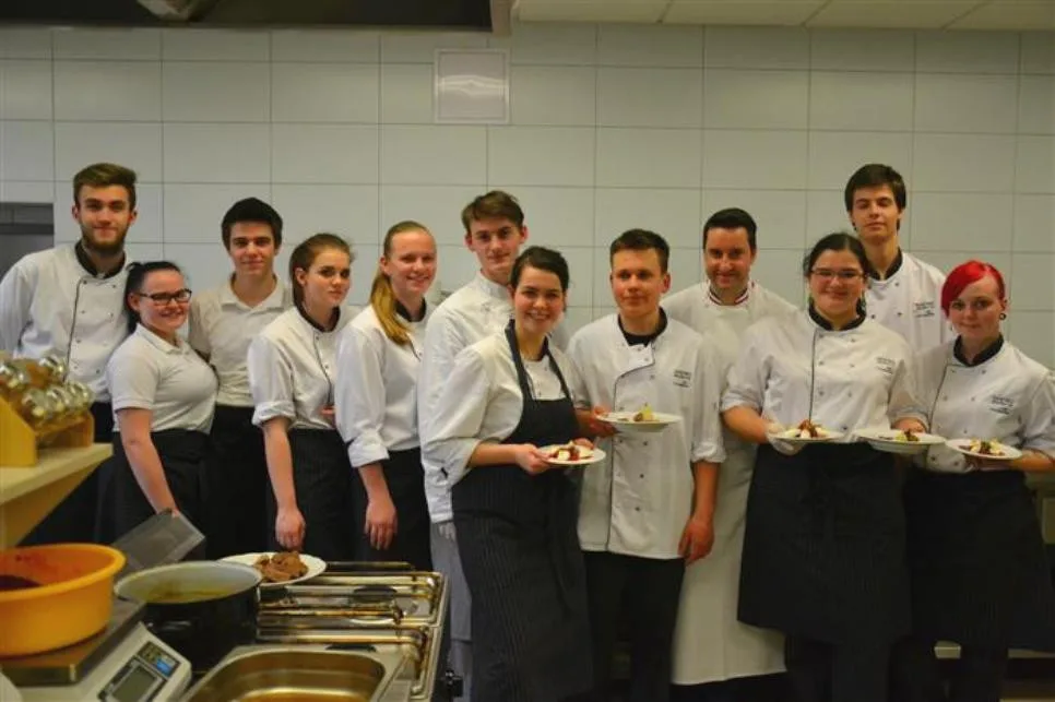 Kuchař s michelinskou hvězdou Fhilippe Mille  vaří se studenty vysočinské Gastroakademie