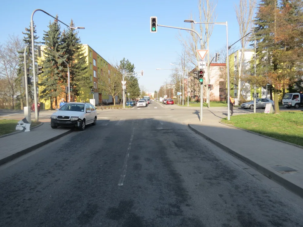 Policisté hledají svědky dopravní nehody. Oba dva řidiči údajně jeli na zelenou