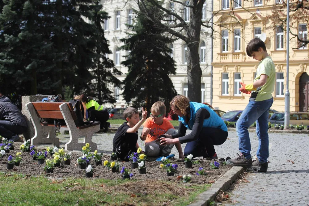Děti z jihlavské školy se starají o květiny v parku na náměstí Svobody