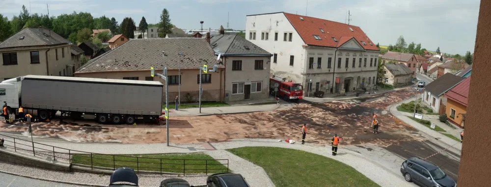 Ve Stonařově po obědě bourala tři auta. Místo je aktuálně zcela neprůjezdné