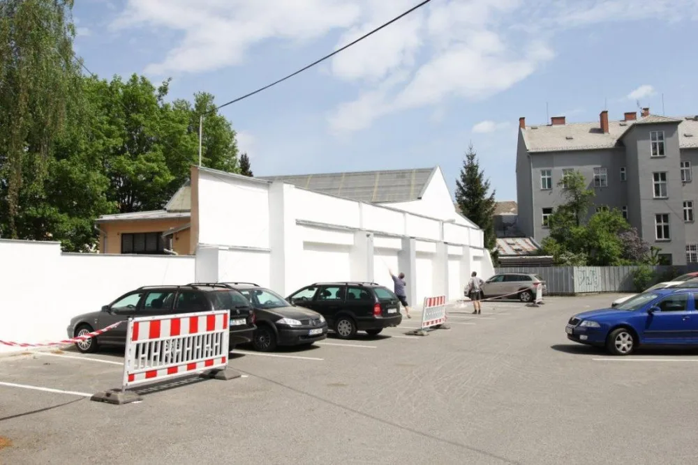 Graffiti na zdi v jihlavské Bezručově ulici se během tohoto týdne začalo vybarvovat