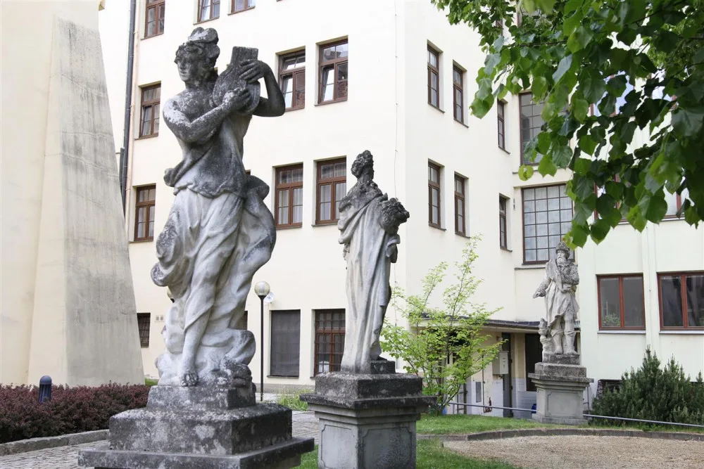 Pětice alegorických soch na dvoře jihlavské radnice projde opravou