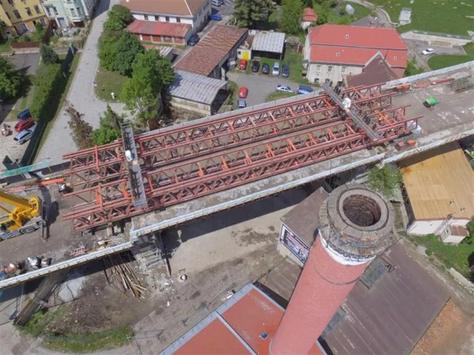 Druhý měsíc oprav Brněnského mostu v Jihlavě: Sedm set tun visí ve vzduchu
