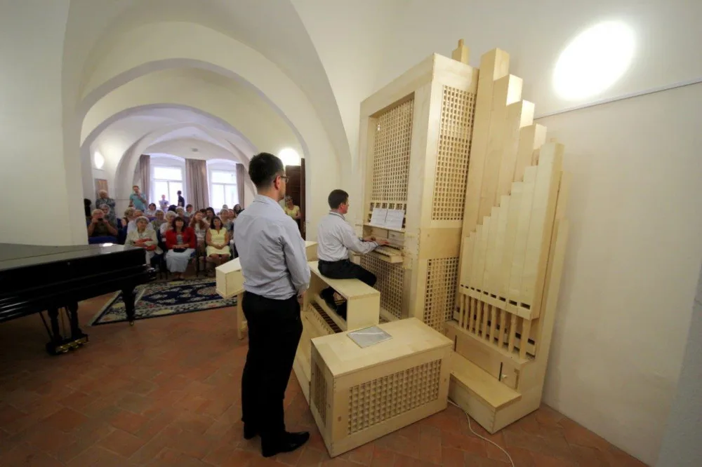 Jihlavská základní umělecká škola pořídila unikátní hudební nástroj claviorganum