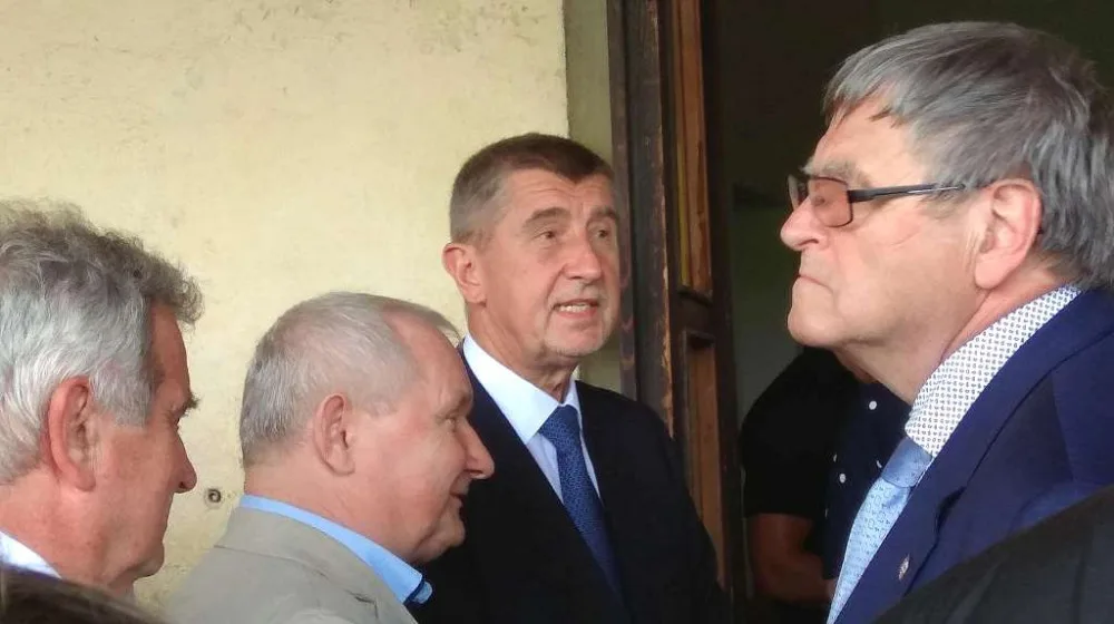 Andrej Babiš (třetí zleva)