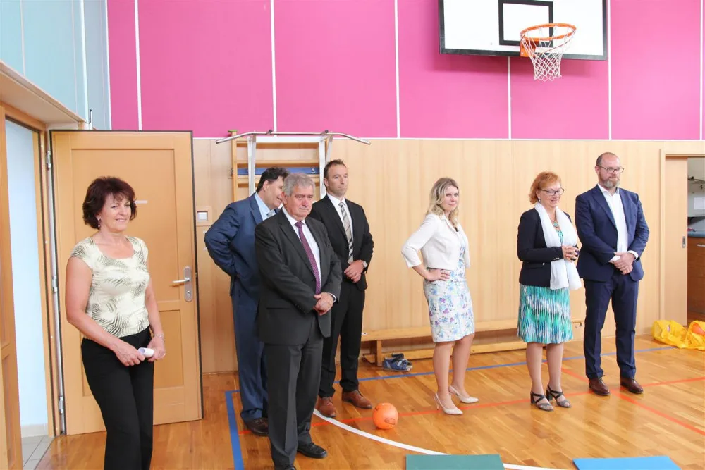 Premiér v demisi Babiš tráví den na Vysočině. Nechyběly protestní transparenty