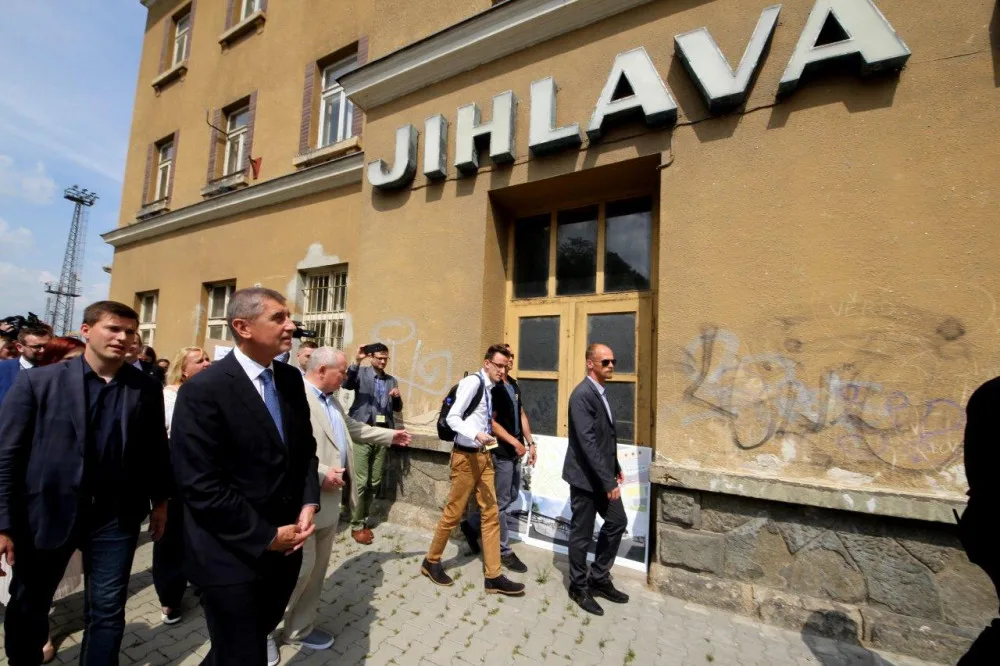 Premiér v demisi Babiš tráví den na Vysočině. Nechyběly protestní transparenty