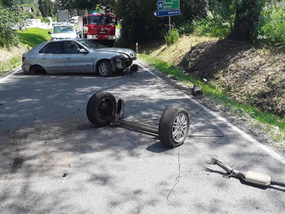 Jednačtyřicetiletý muž boural a po nehodě si šel koupit dvě piva. Přiznal, že pod vlivem i řídil