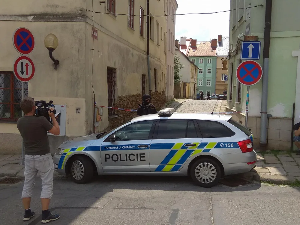 Jihlavskou Smetanovu ulici od dnešního dopoledne hlídají těžkooděnci