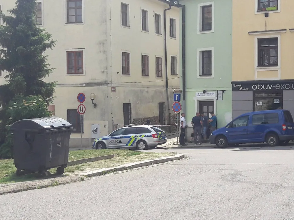 Jihlavskou Smetanovu ulici od dnešního dopoledne hlídají těžkooděnci