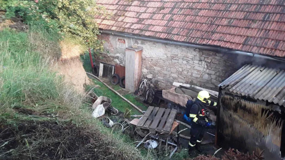 Požár altánu a půdy za sebou zanechal čtvrtmilionovou škodu. Příčina se zjišťuje
