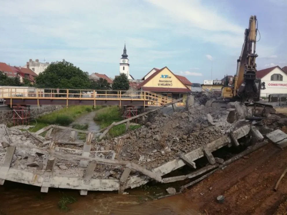 Starý most přes řeku Balinku ve Velkém Meziříčí se při bourání sesunul
