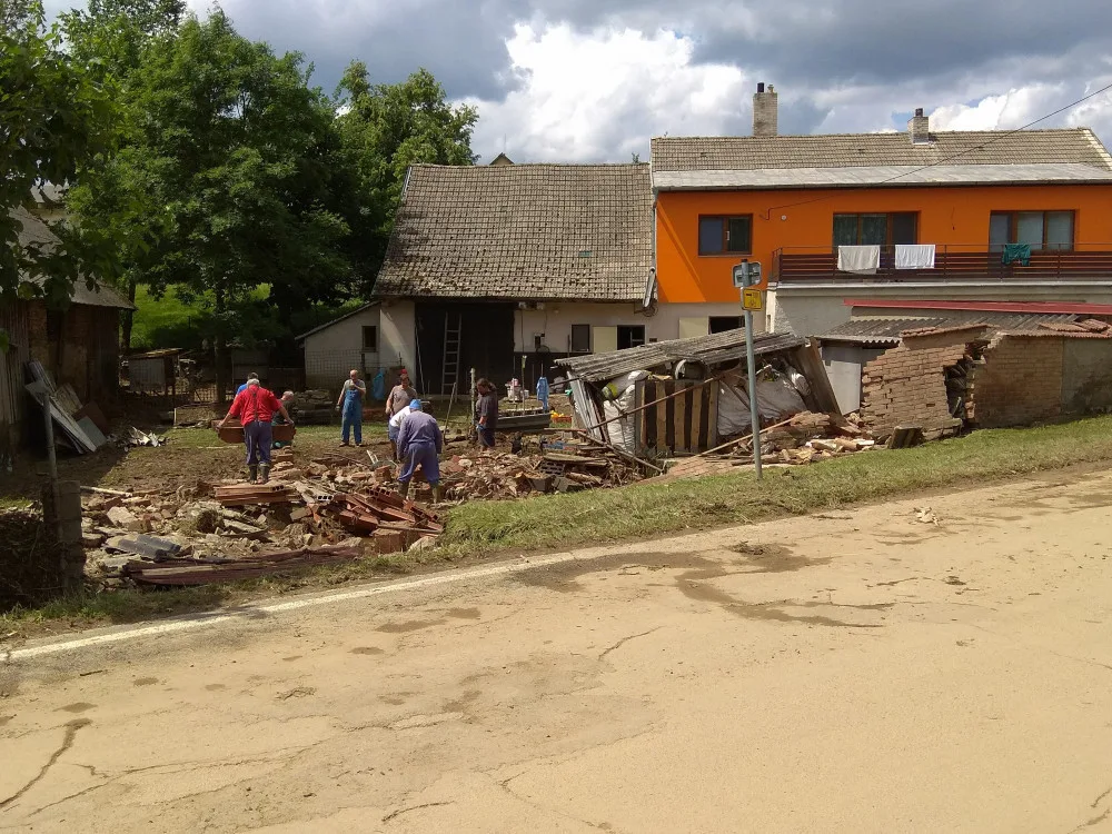 V Brtnici stále bojují s následky záplav. Postiženým rodinám může pomoci veřejná sbírka