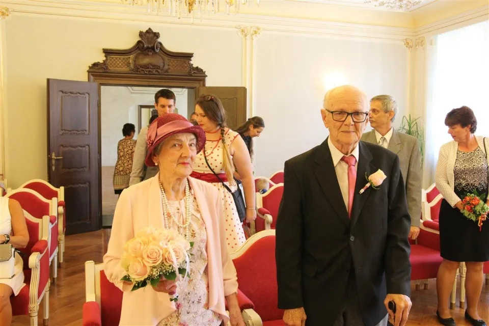 Prodala mu kabát, on ji pozval na schůzku. Nyní manželé Bendovi slaví diamantovou svatbu