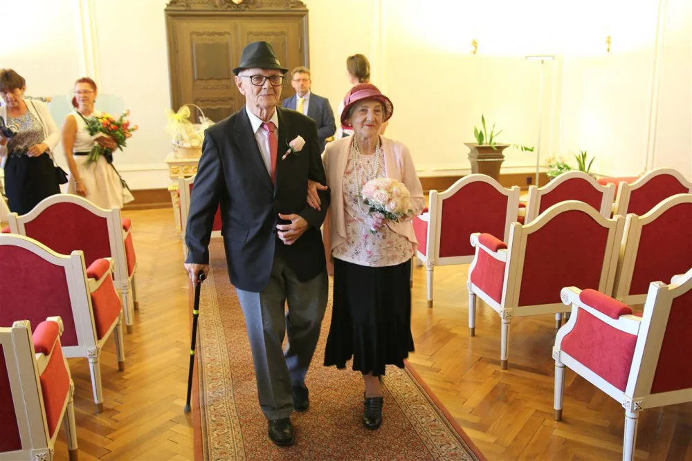 Prodala mu kabát, on ji pozval na schůzku. Nyní manželé Bendovi slaví diamantovou svatbu
