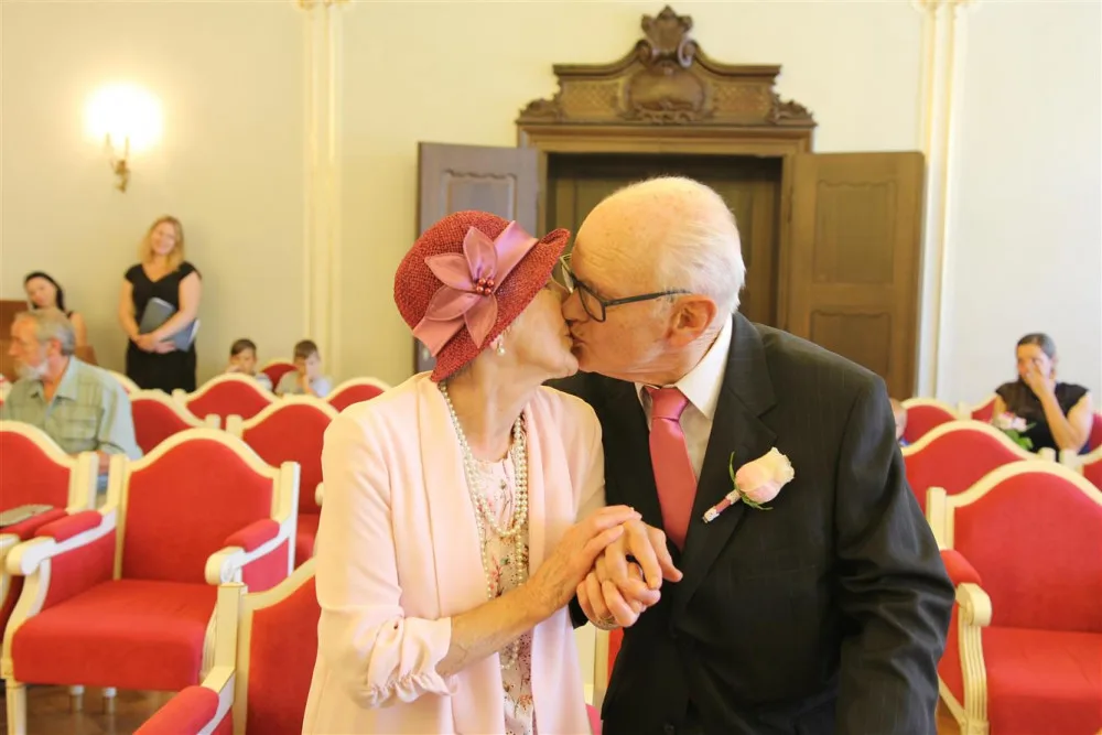 Prodala mu kabát, on ji pozval na schůzku. Nyní manželé Bendovi slaví diamantovou svatbu