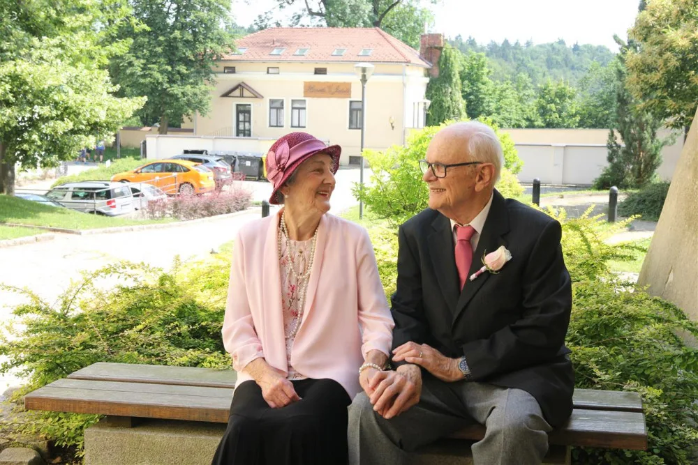 Prodala mu kabát, on ji pozval na schůzku. Nyní manželé Bendovi slaví diamantovou svatbu