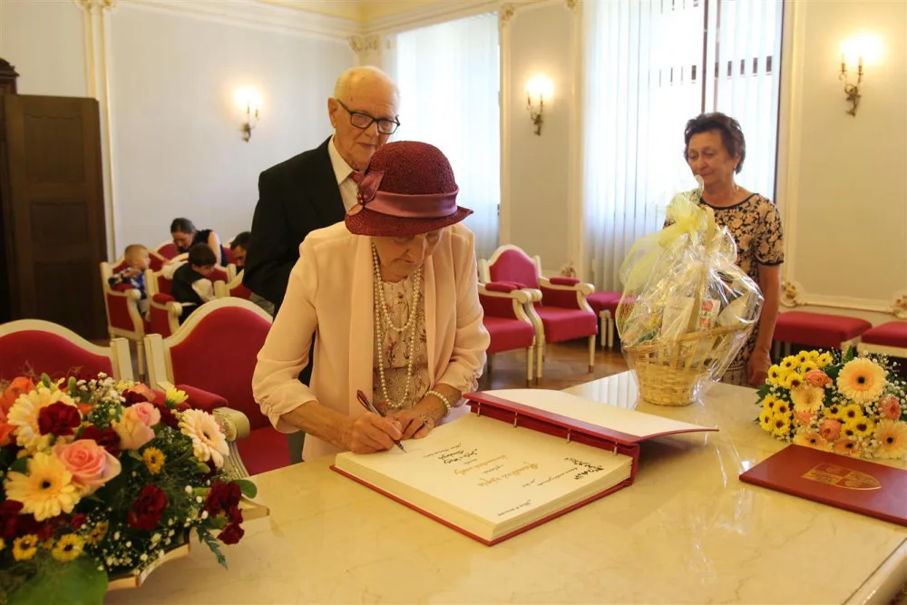 Prodala mu kabát, on ji pozval na schůzku. Nyní manželé Bendovi slaví diamantovou svatbu