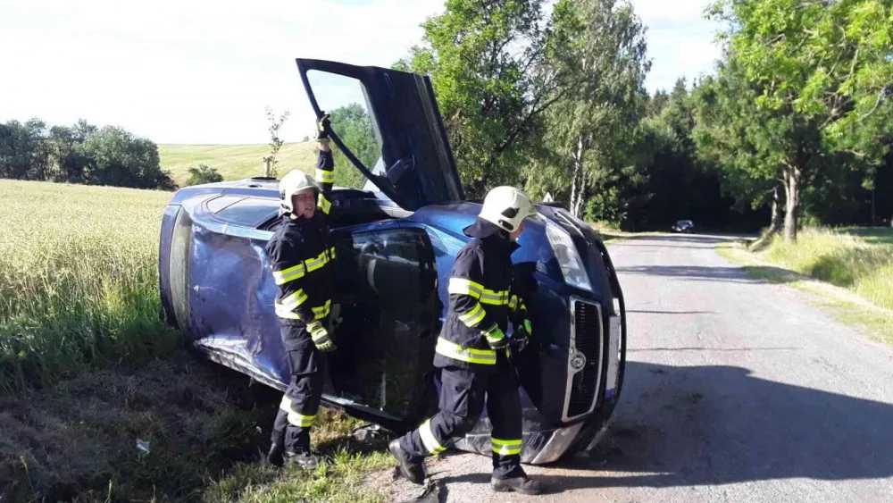 U Velké Losenice se ráno bouralo. Řidič se svým autem skončil na boku