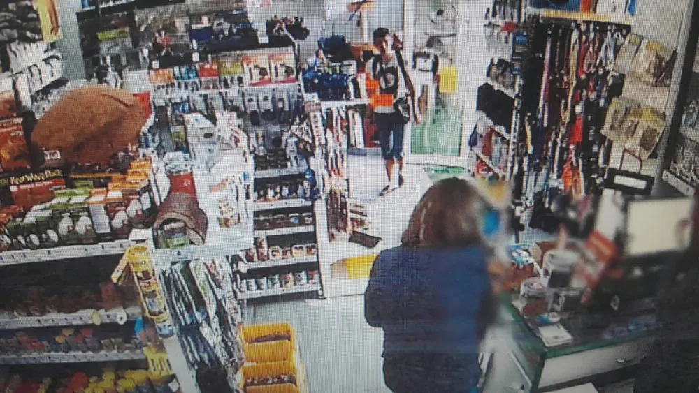 V obchodě v Komenského ulici přišla zaměstnankyně o peněženku. Neznáte muže na fotce?
