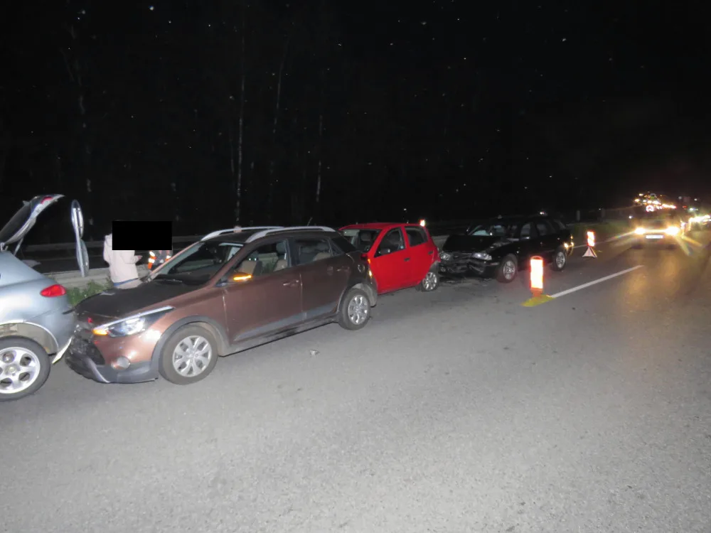 Pět aut večer bouralo na dálničním přivaděči. Škoda je skoro čtvrt milionu korun